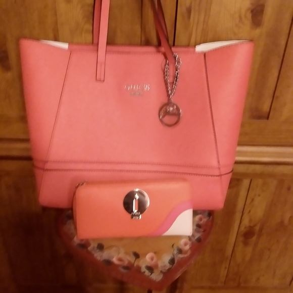 Guess - Picture 2 of 5